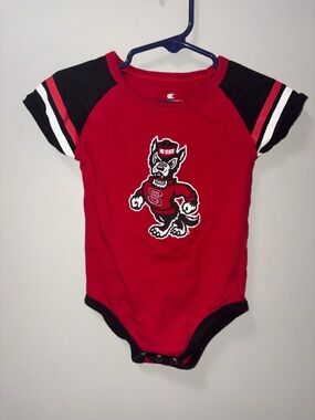 Colosseum Red Black NC State University Wolfpack Body Suit Unisex 6-12 M